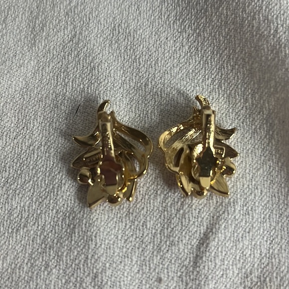 Vintage Trifari gold tone clasp earrings. - Picture 2 of 5